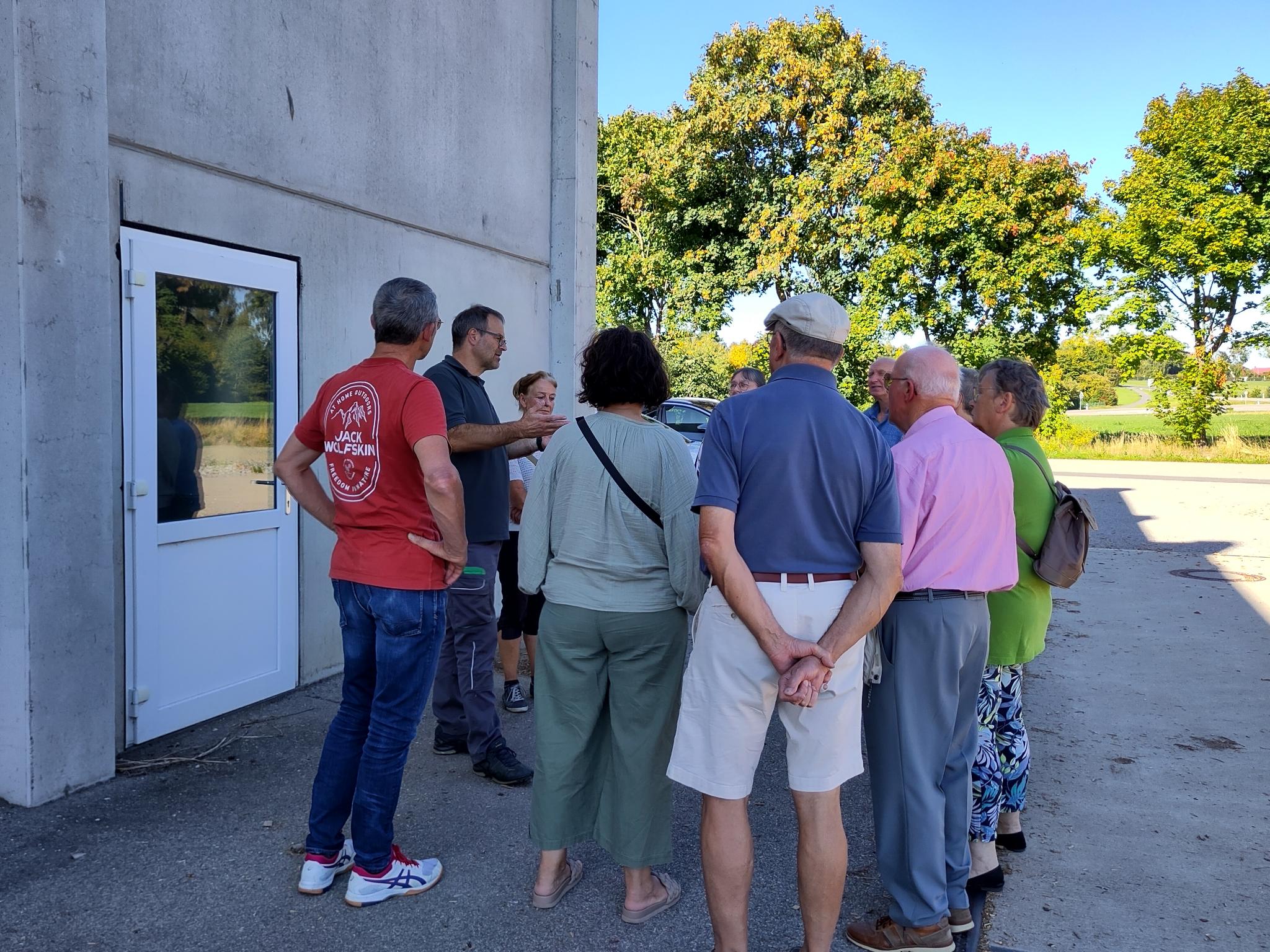 Gruppe des Frauenbunds vor dem Hackschnitzelheizwerk