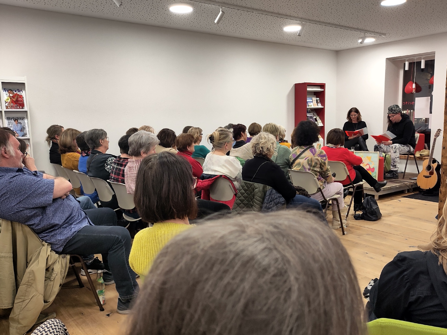 Die voll besetzte Bücherei bei der Lesung mit Antonia Vitz