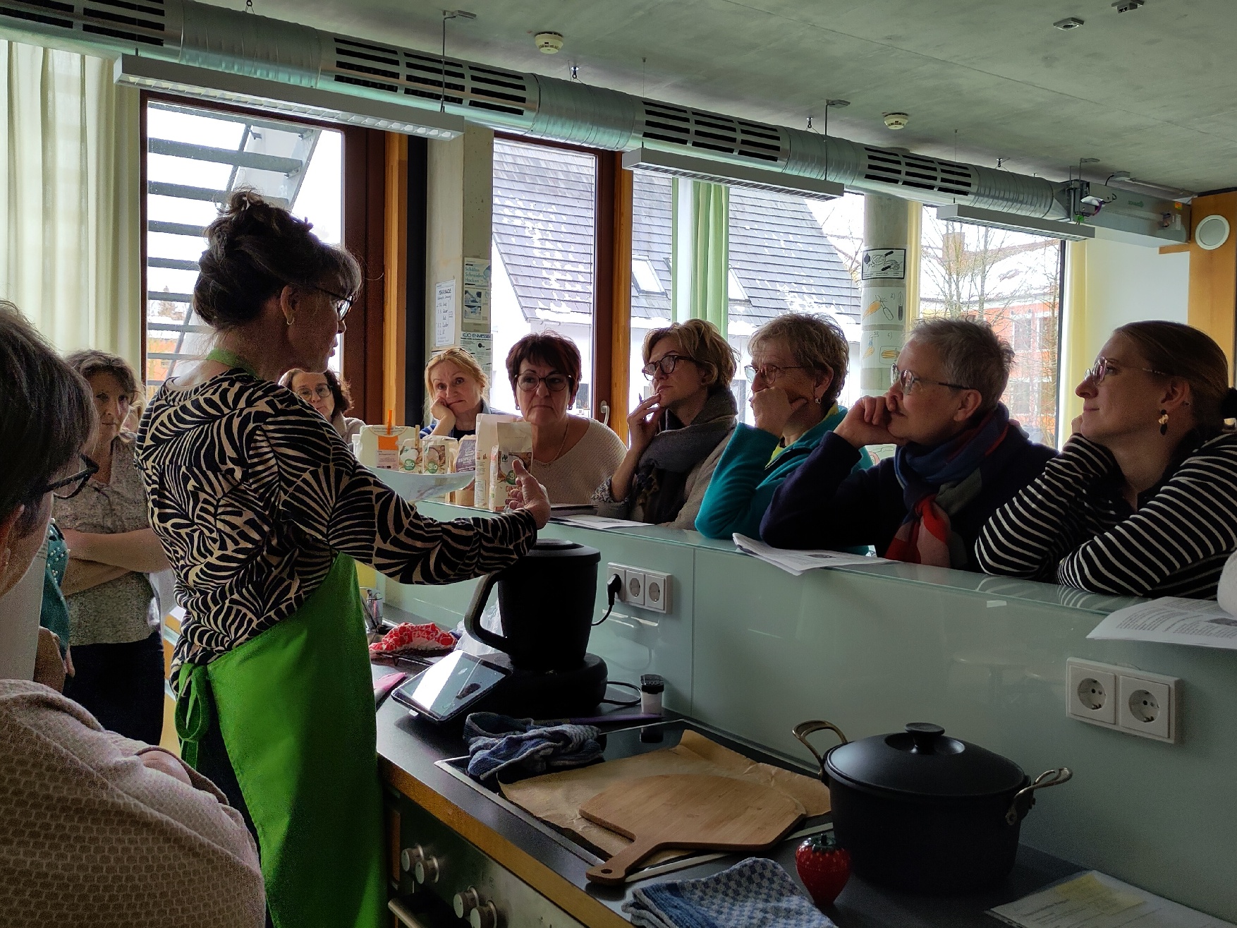 Referentin Kerstin Birkner mit den Teilnehmerinnen