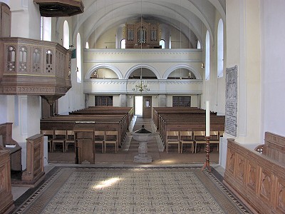 Kirchenschiff von Altar