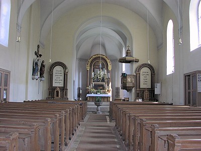 Kirchenschiff von hinten